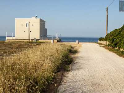 Continuiamo a camminare sul sentiero, lasciandoci la baia alla nostra sinistra. Arriviamo cos� davanti al mare aperto, in un punto caratterizzato dalla presenza di un edificio color panna da poco ristrutturato che ha di fronte solo ed esclusivamente la vista dell�Adriatico